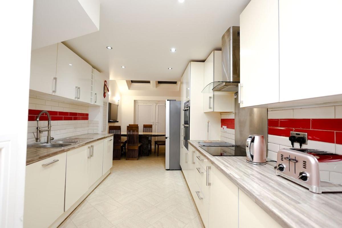 Cozy Place In Salford, Sleeps 8, 4 Bedroom, 5 Beds *