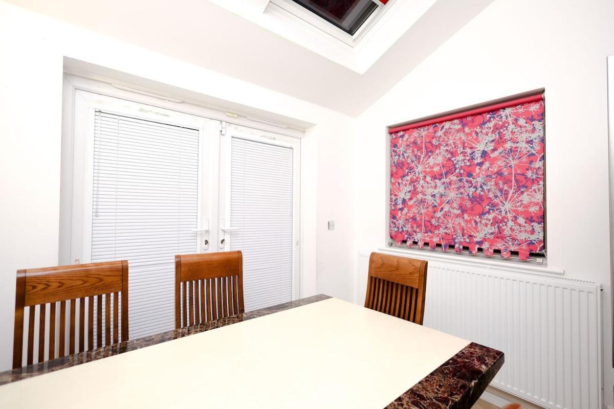 Cozy Place In Salford, Sleeps 8, 4 Bedroom, 5 Beds * Manchester
