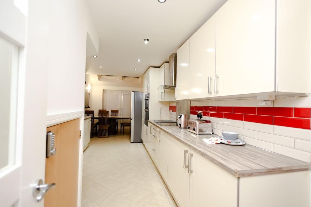 Cozy Place In Salford, Sleeps 8, 4 Bedroom, 5 Beds Apartment *