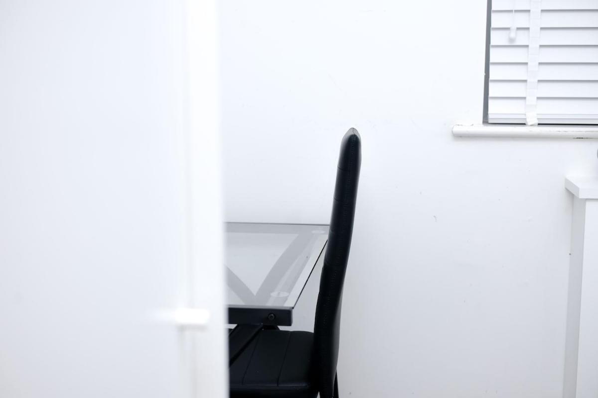 Cozy Place In Salford, Sleeps 8, 4 Bedroom, 5 Beds Apartment Manchester