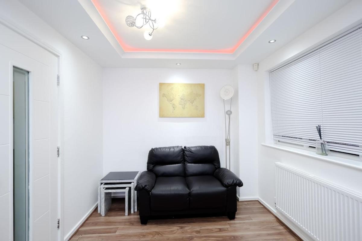 Cozy Place In Salford, Sleeps 8, 4 Bedroom, 5 Beds
