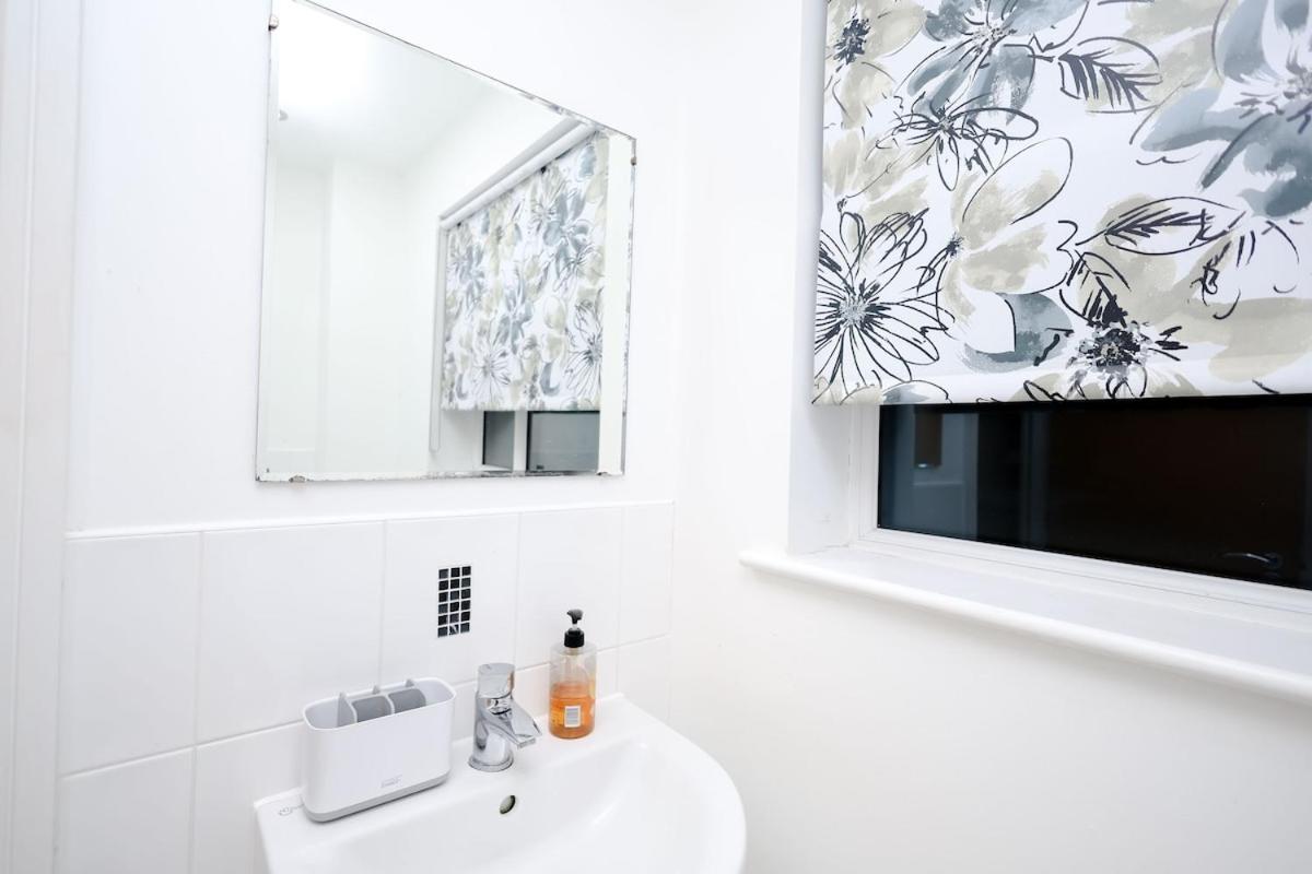 Cozy Place In Salford, Sleeps 8, 4 Bedroom, 5 Beds Apartment *