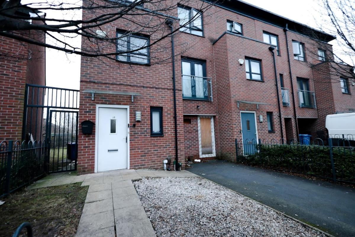 Apartment Cozy Place In Salford, Sleeps 8, 4 Bedroom, 5 Beds Manchester
