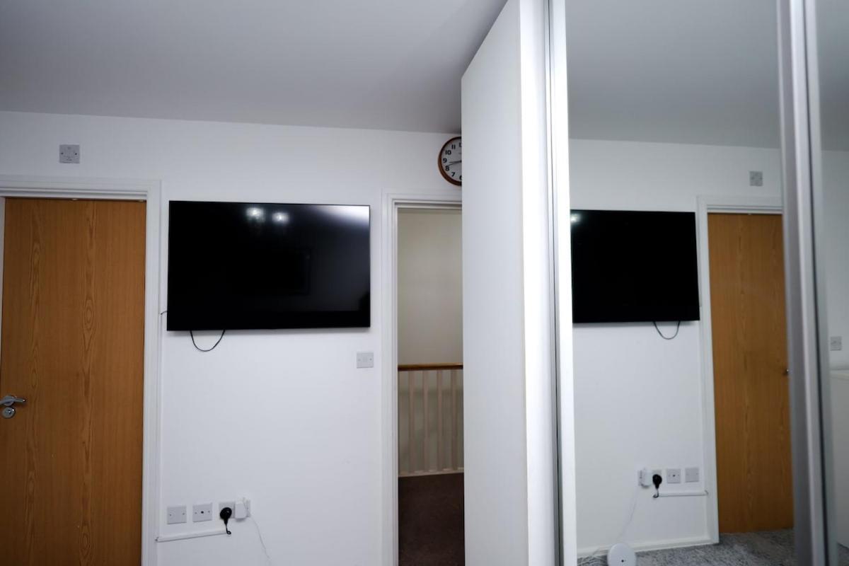 Cozy Place In Salford, Sleeps 8, 4 Bedroom, 5 Beds *