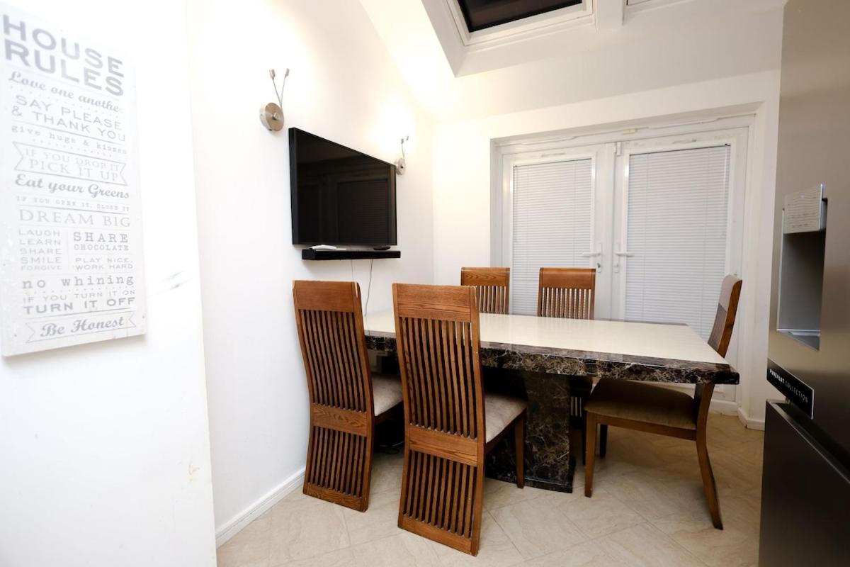 Cozy Place In Salford, Sleeps 8, 4 Bedroom, 5 Beds Manchester