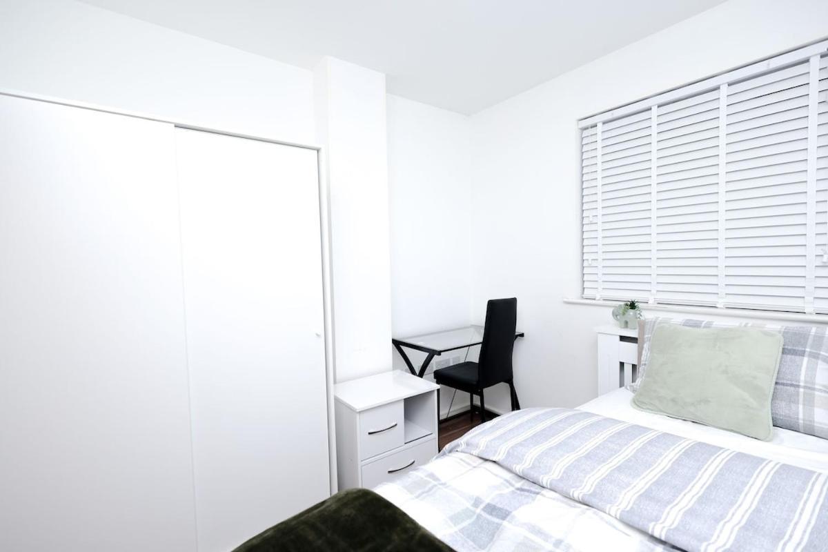 Cozy Place In Salford, Sleeps 8, 4 Bedroom, 5 Beds Apartment *