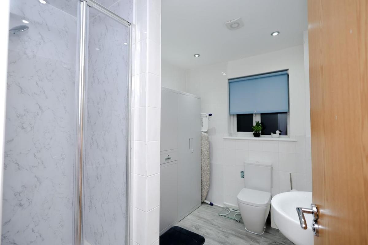 Apartment Cozy Place In Salford, Sleeps 8, 4 Bedroom, 5 Beds *
