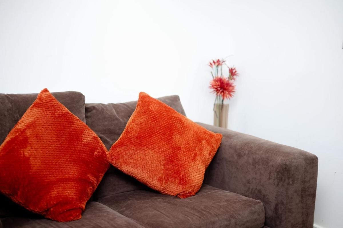 Cozy Place In Salford, Sleeps 8, 4 Bedroom, 5 Beds Apartment