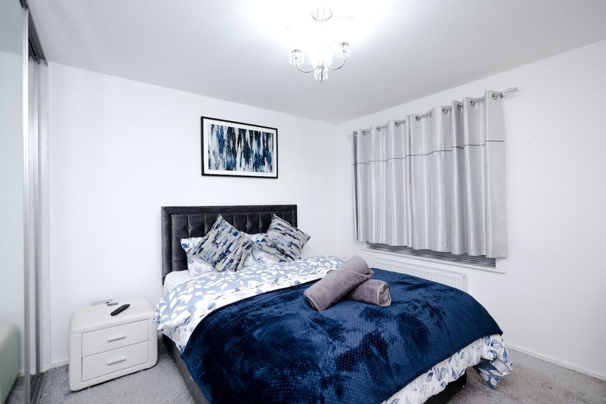 Cozy Place In Salford, Sleeps 8, 4 Bedroom, 5 Beds Apartment *
