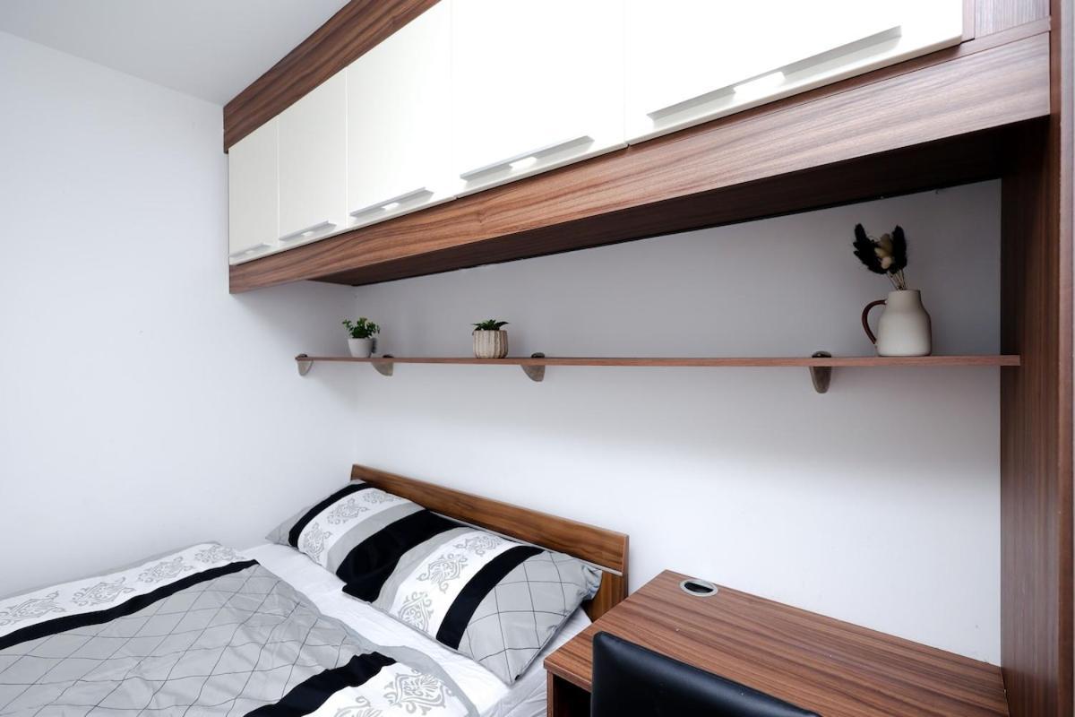 Cozy Place In Salford, Sleeps 8, 4 Bedroom, 5 Beds Manchester