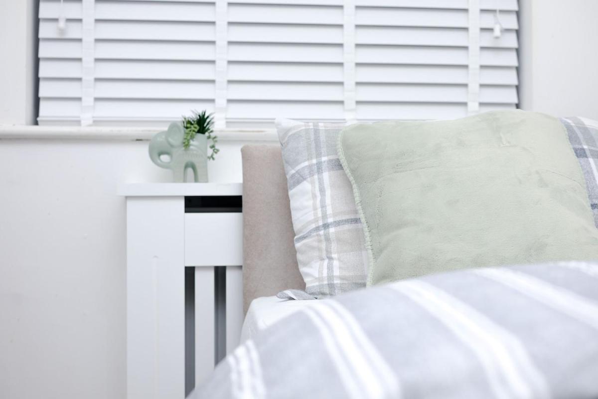 Cozy Place In Salford, Sleeps 8, 4 Bedroom, 5 Beds