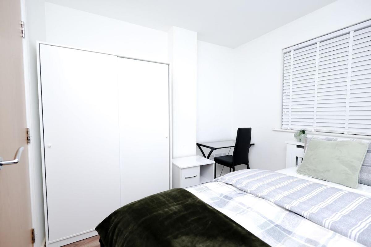 Cozy Place In Salford, Sleeps 8, 4 Bedroom, 5 Beds Apartment