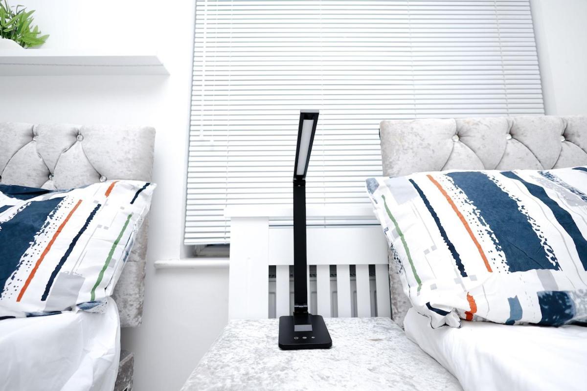 Apartment Cozy Place In Salford, Sleeps 8, 4 Bedroom, 5 Beds