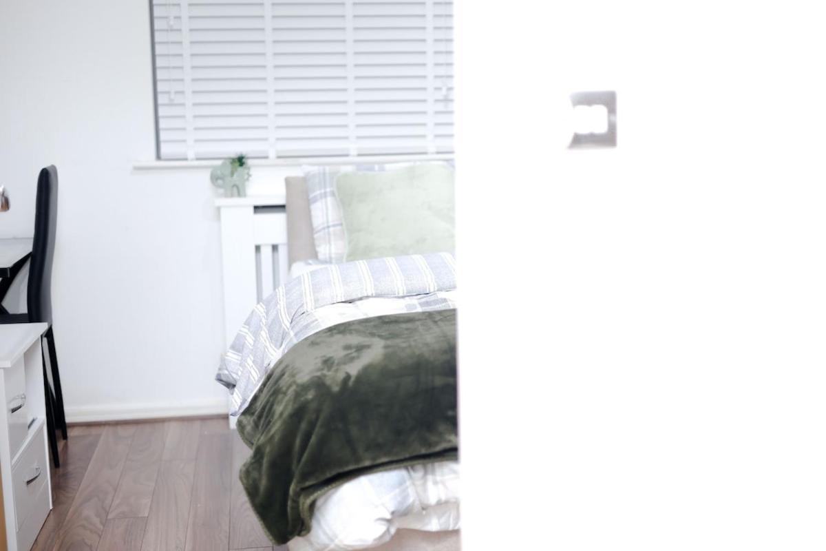 Cozy Place In Salford, Sleeps 8, 4 Bedroom, 5 Beds Apartment *