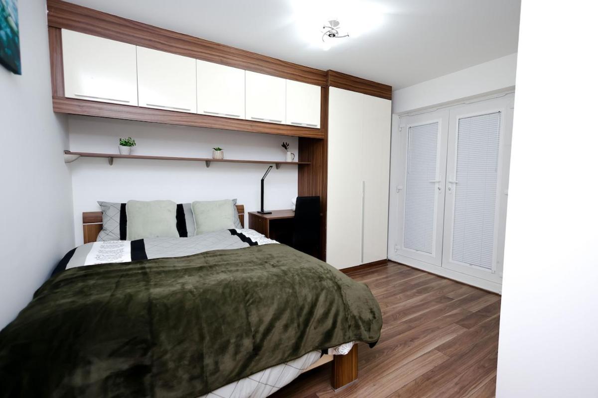 Cozy Place In Salford, Sleeps 8, 4 Bedroom, 5 Beds *