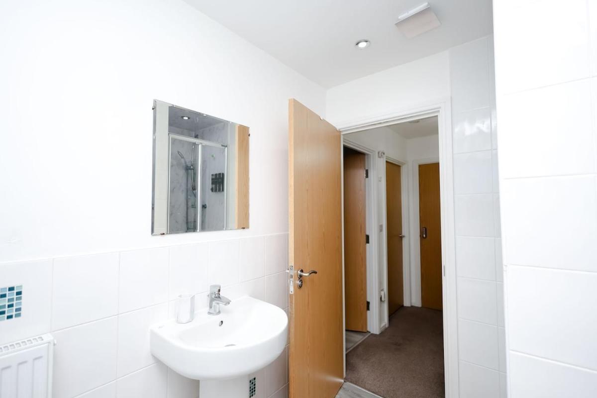 Cozy Place In Salford, Sleeps 8, 4 Bedroom, 5 Beds Manchester