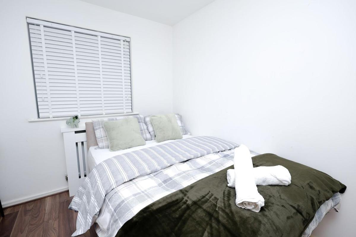 Cozy Place In Salford, Sleeps 8, 4 Bedroom, 5 Beds