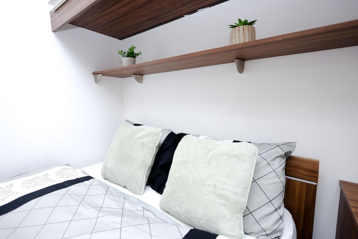 Apartment Cozy Place In Salford, Sleeps 8, 4 Bedroom, 5 Beds *