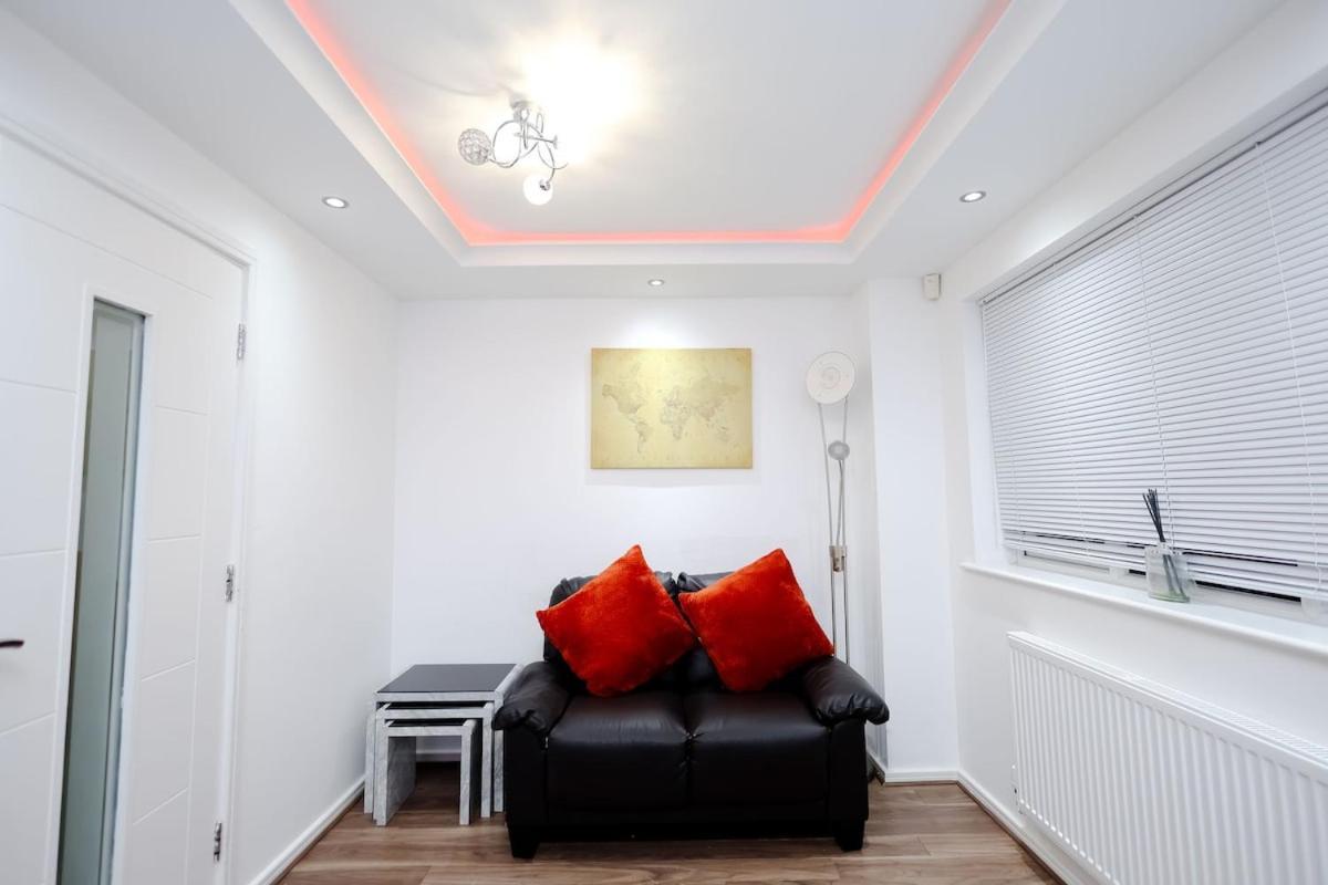 Cozy Place In Salford, Sleeps 8, 4 Bedroom, 5 Beds Apartment Manchester