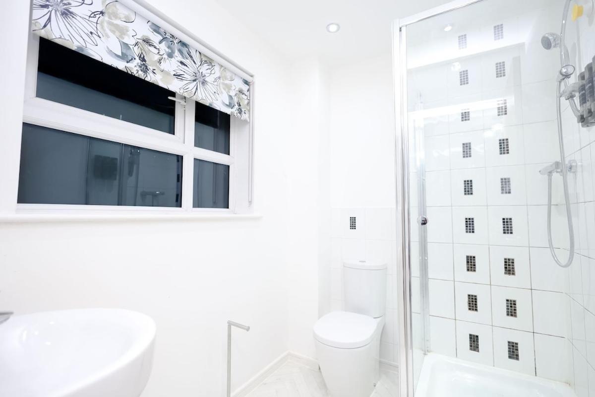 Cozy Place In Salford, Sleeps 8, 4 Bedroom, 5 Beds *