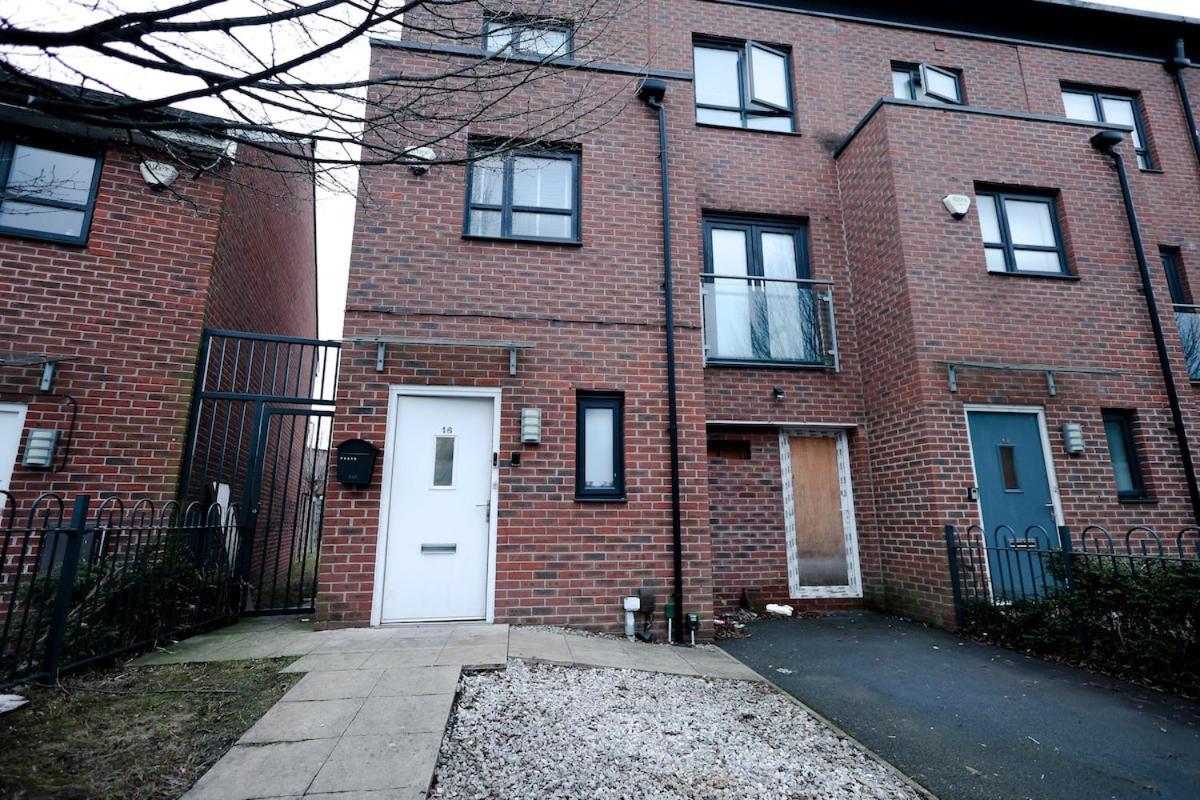 Cozy Place In Salford, Sleeps 8, 4 Bedroom, 5 Beds Manchester