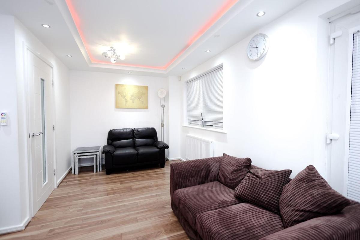 Cozy Place In Salford, Sleeps 8, 4 Bedroom, 5 Beds Apartment