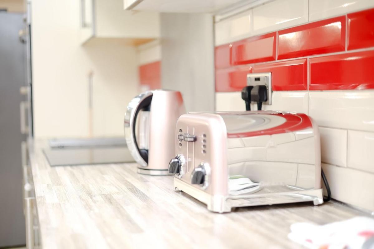 Apartment Cozy Place In Salford, Sleeps 8, 4 Bedroom, 5 Beds