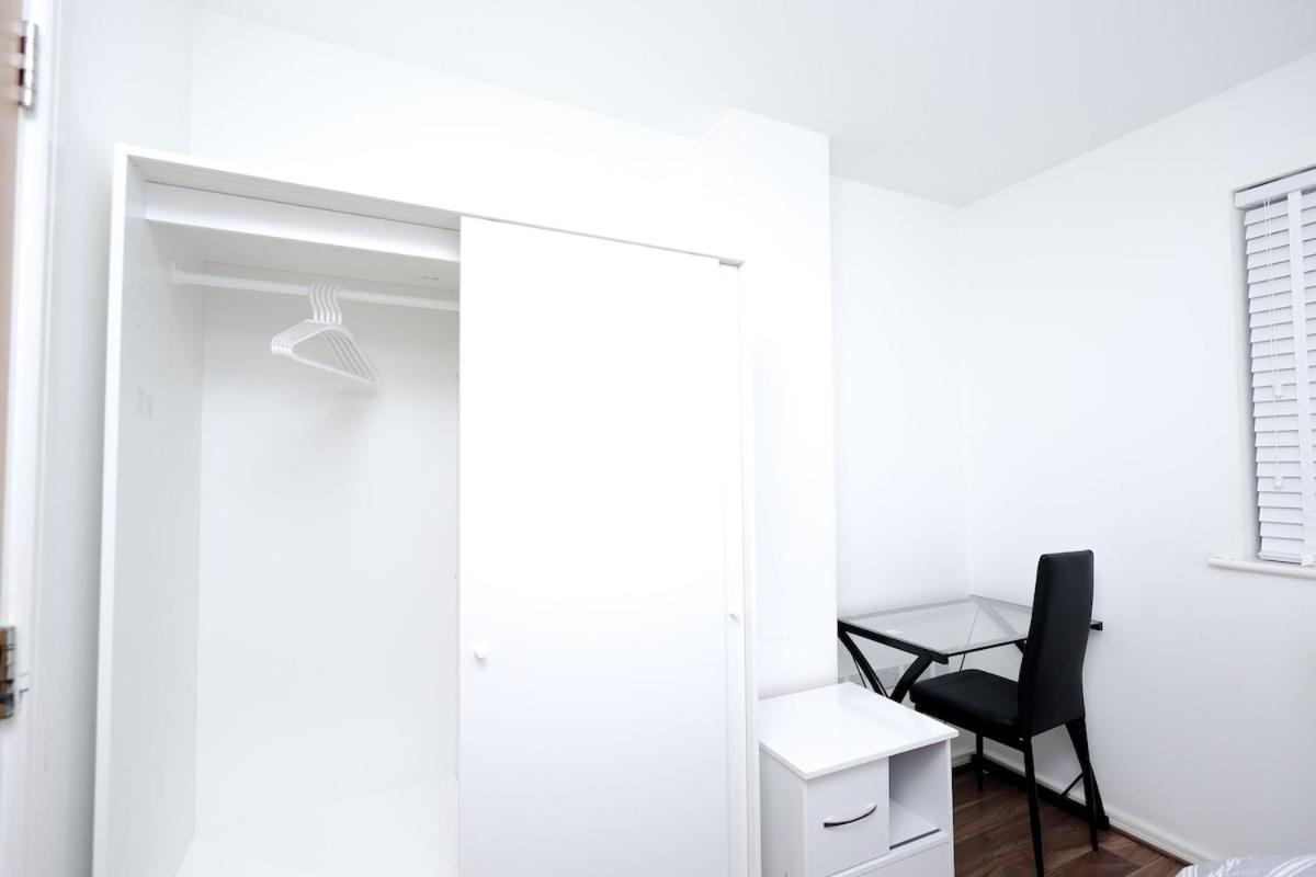 Cozy Place In Salford, Sleeps 8, 4 Bedroom, 5 Beds Apartment *