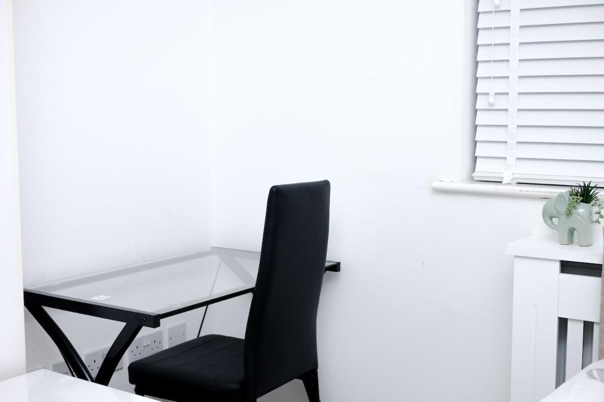 Cozy Place In Salford, Sleeps 8, 4 Bedroom, 5 Beds Apartment Manchester