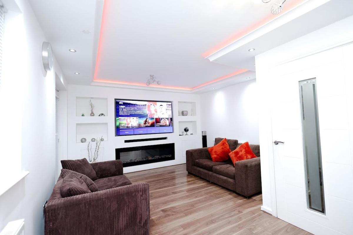 Apartment Cozy Place In Salford, Sleeps 8, 4 Bedroom, 5 Beds Manchester