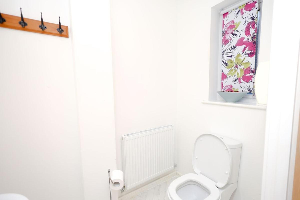 Cozy Place In Salford, Sleeps 8, 4 Bedroom, 5 Beds Manchester