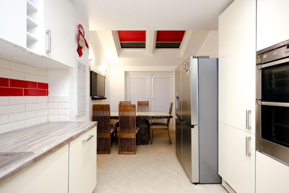 Cozy Place In Salford, Sleeps 8, 4 Bedroom, 5 Beds
