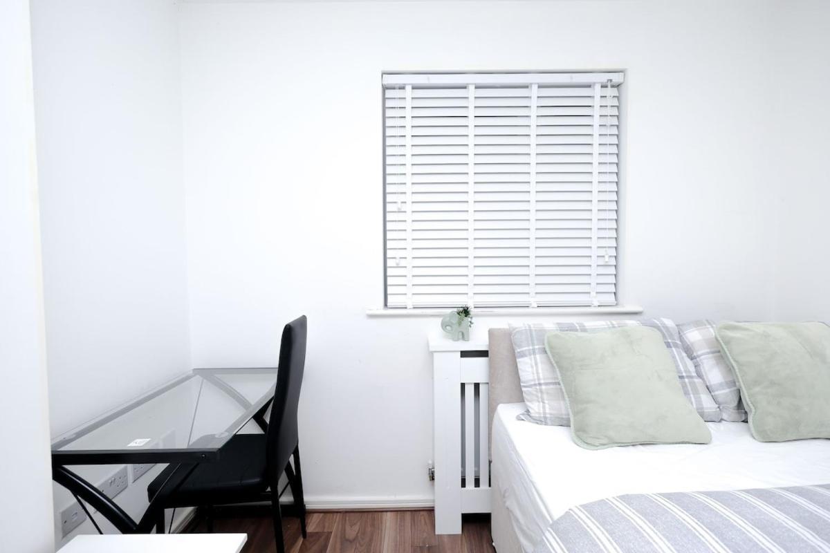 Cozy Place In Salford, Sleeps 8, 4 Bedroom, 5 Beds Apartment