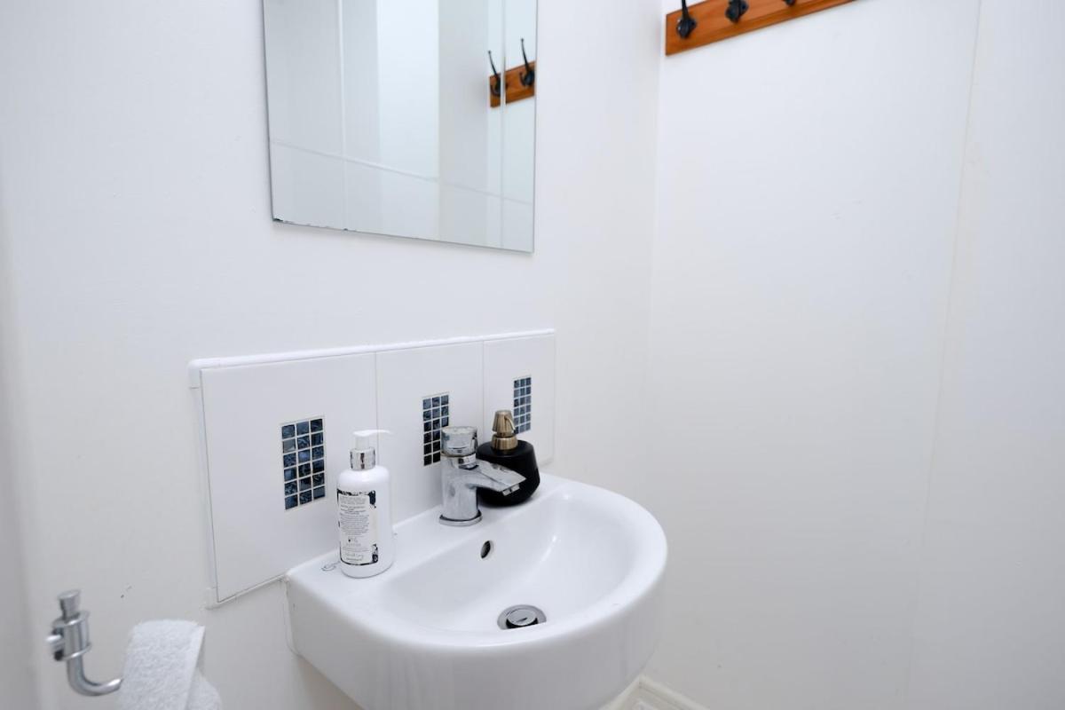 Cozy Place In Salford, Sleeps 8, 4 Bedroom, 5 Beds Apartment *