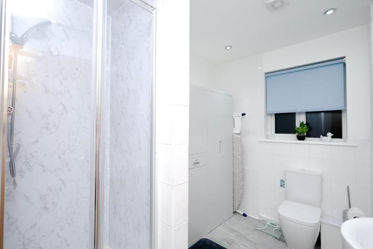 Apartment Cozy Place In Salford, Sleeps 8, 4 Bedroom, 5 Beds Manchester