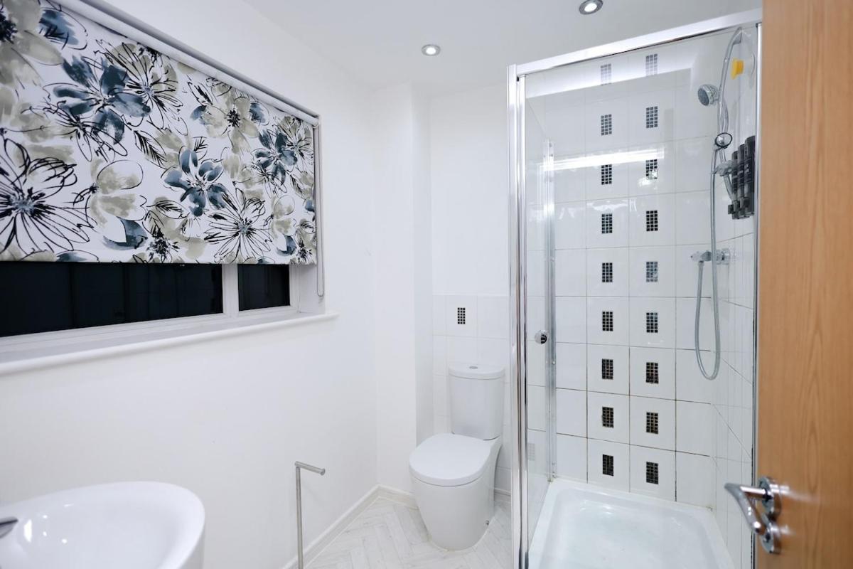 Cozy Place In Salford, Sleeps 8, 4 Bedroom, 5 Beds