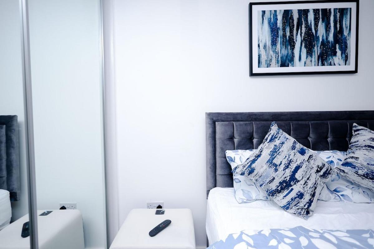 Cozy Place In Salford, Sleeps 8, 4 Bedroom, 5 Beds Apartment