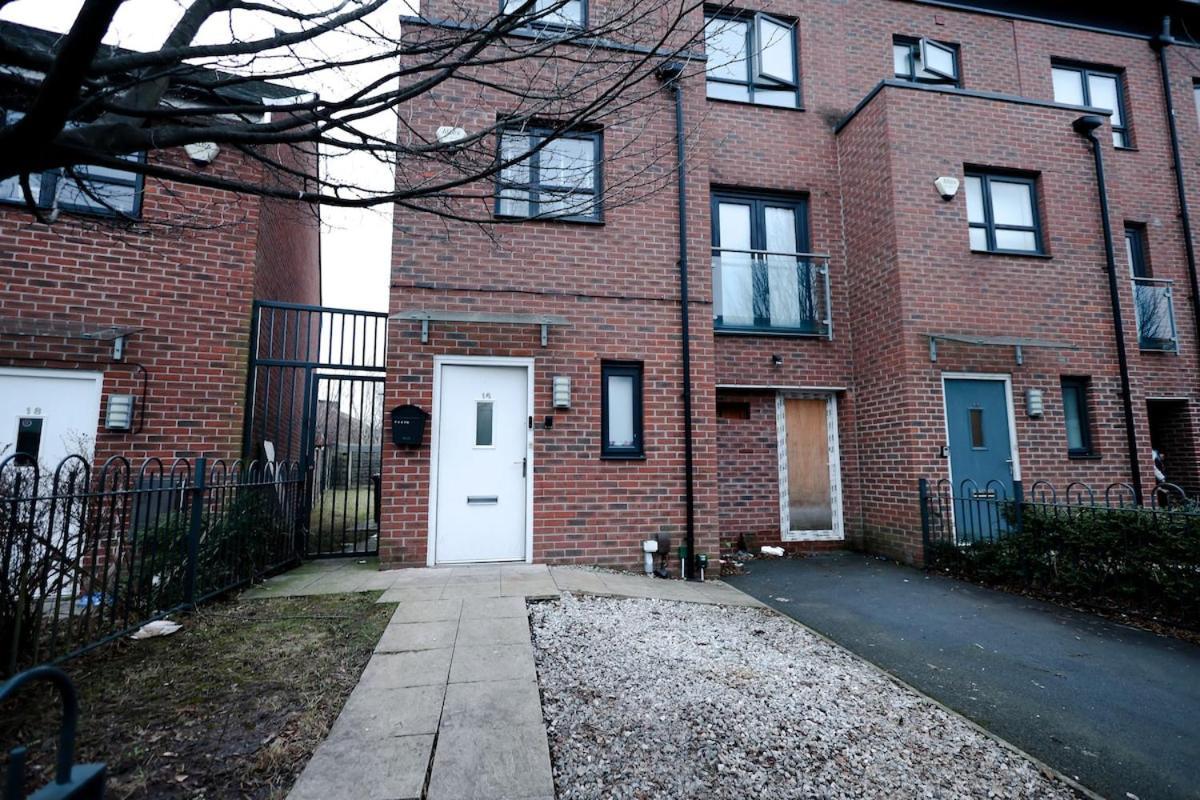 Apartment Cozy Place In Salford, Sleeps 8, 4 Bedroom, 5 Beds