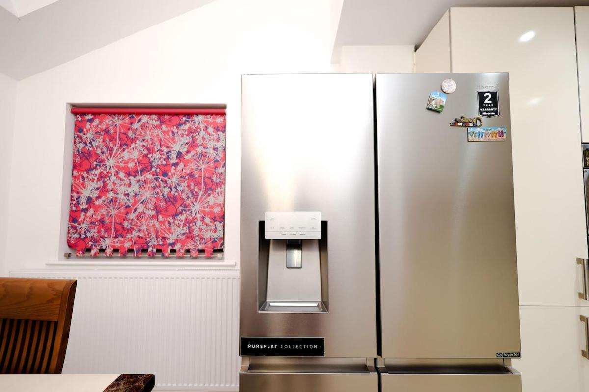 Apartment Cozy Place In Salford, Sleeps 8, 4 Bedroom, 5 Beds *