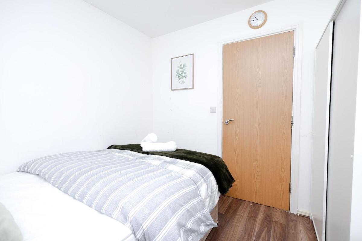 Apartment Cozy Place In Salford, Sleeps 8, 4 Bedroom, 5 Beds Manchester