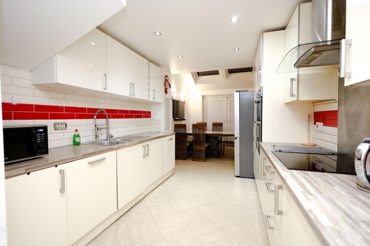 Cozy Place In Salford, Sleeps 8, 4 Bedroom, 5 Beds *
