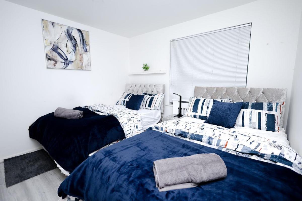 Cozy Place In Salford, Sleeps 8, 4 Bedroom, 5 Beds