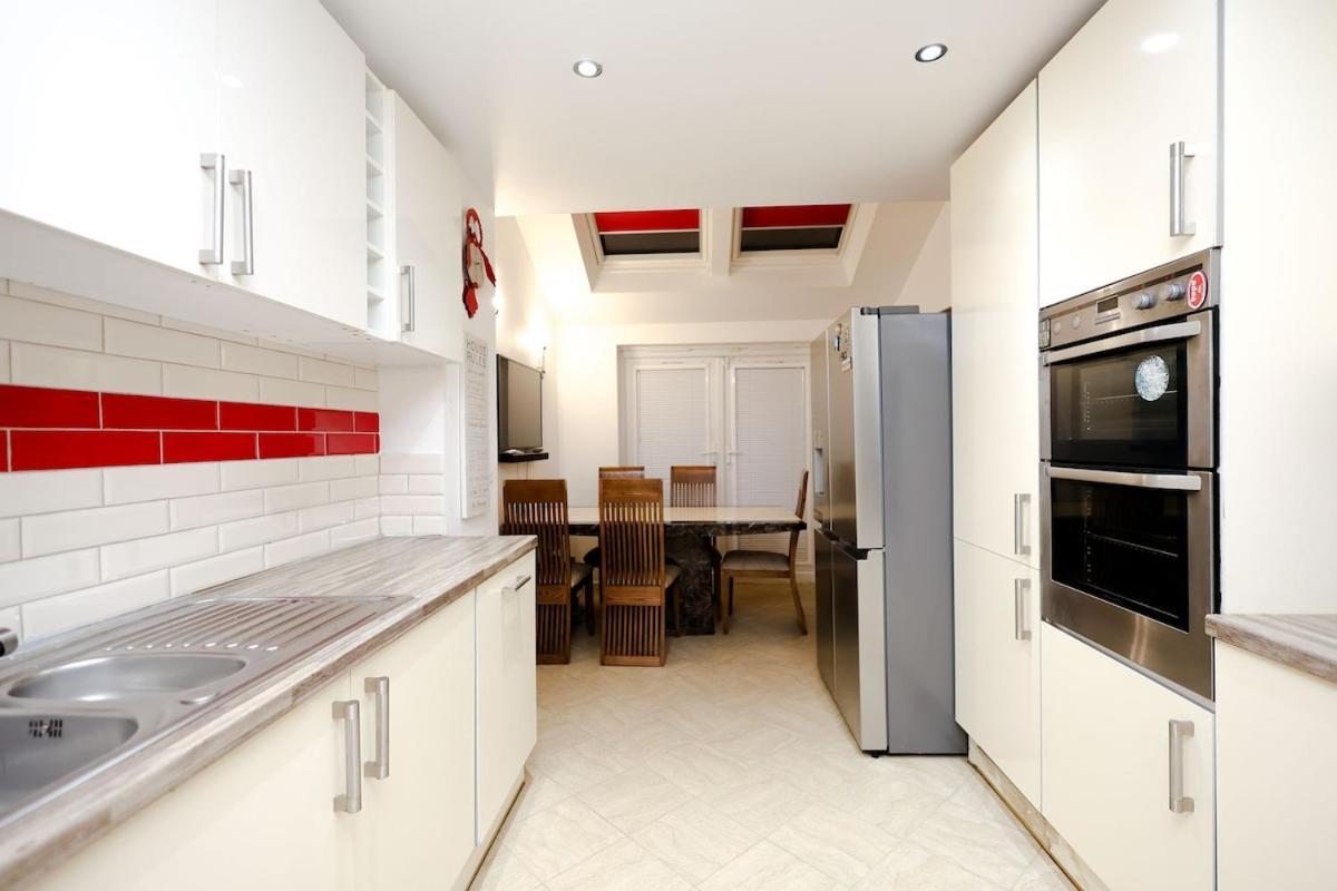 Cozy Place In Salford, Sleeps 8, 4 Bedroom, 5 Beds Apartment