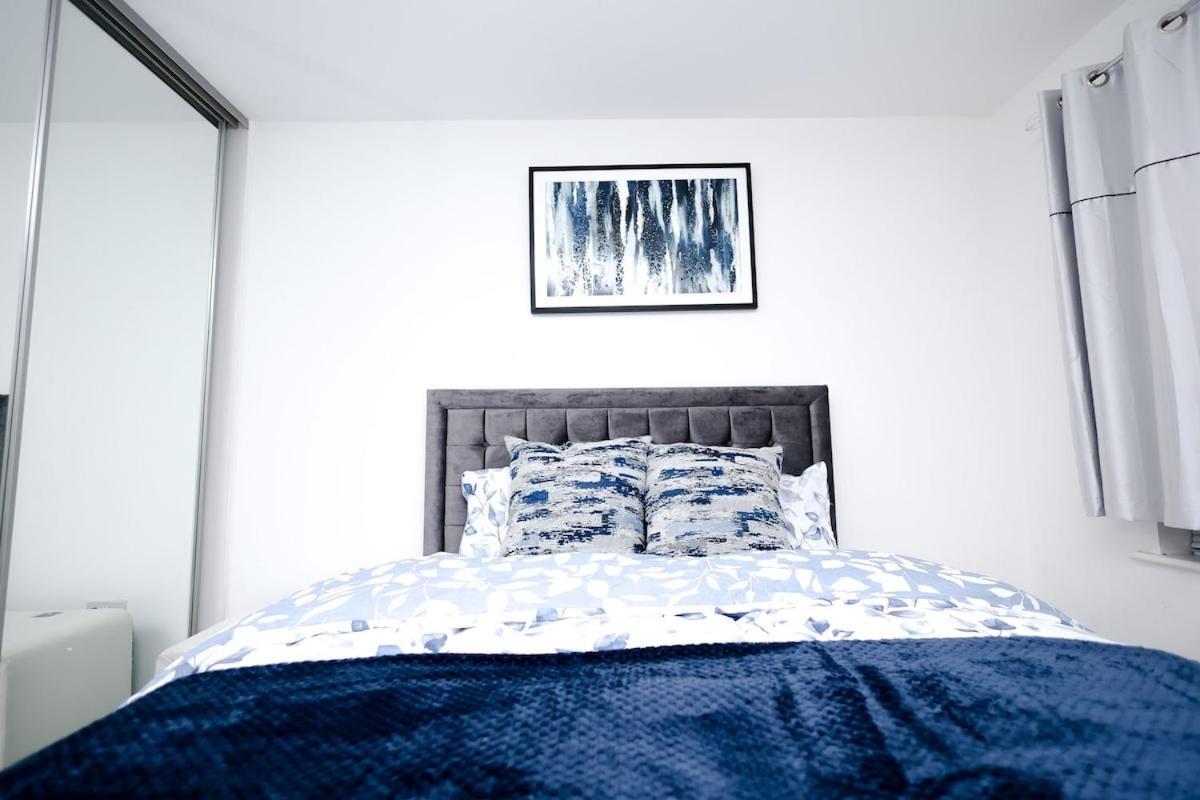 Apartment Cozy Place In Salford, Sleeps 8, 4 Bedroom, 5 Beds