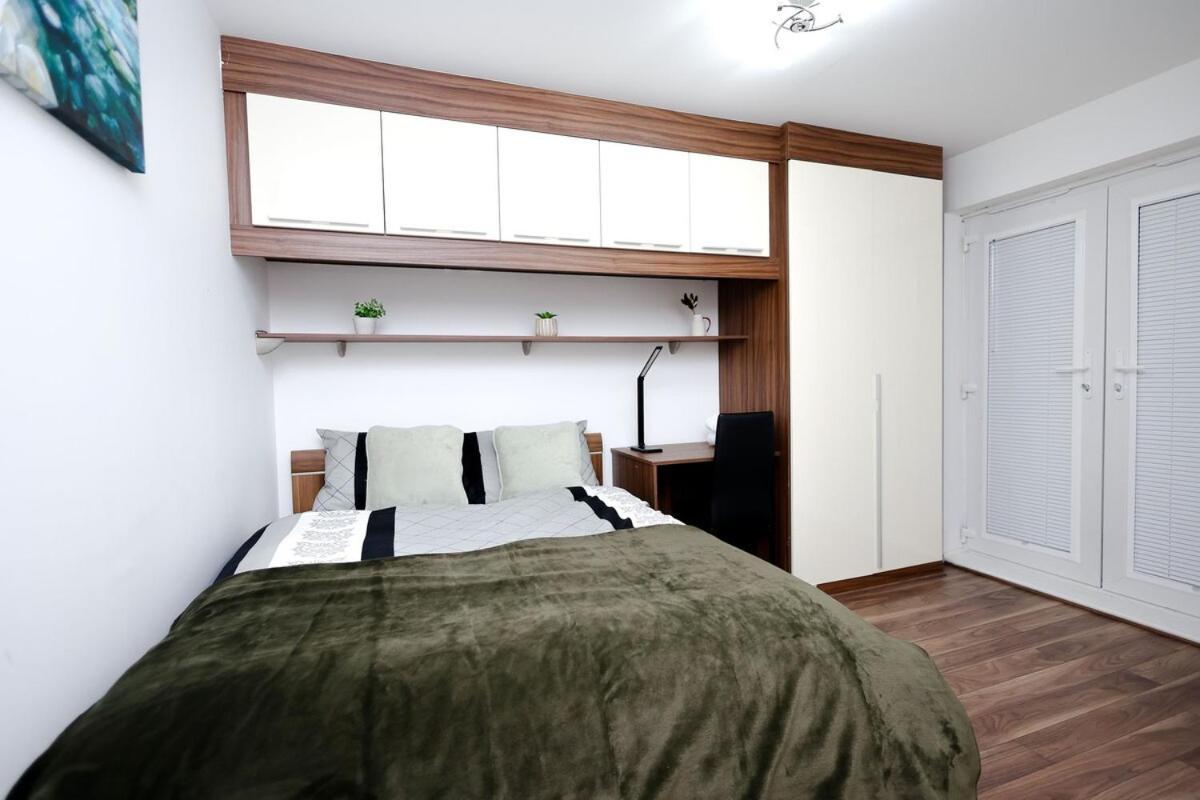 Cozy Place In Salford, Sleeps 8, 4 Bedroom, 5 Beds Apartment *