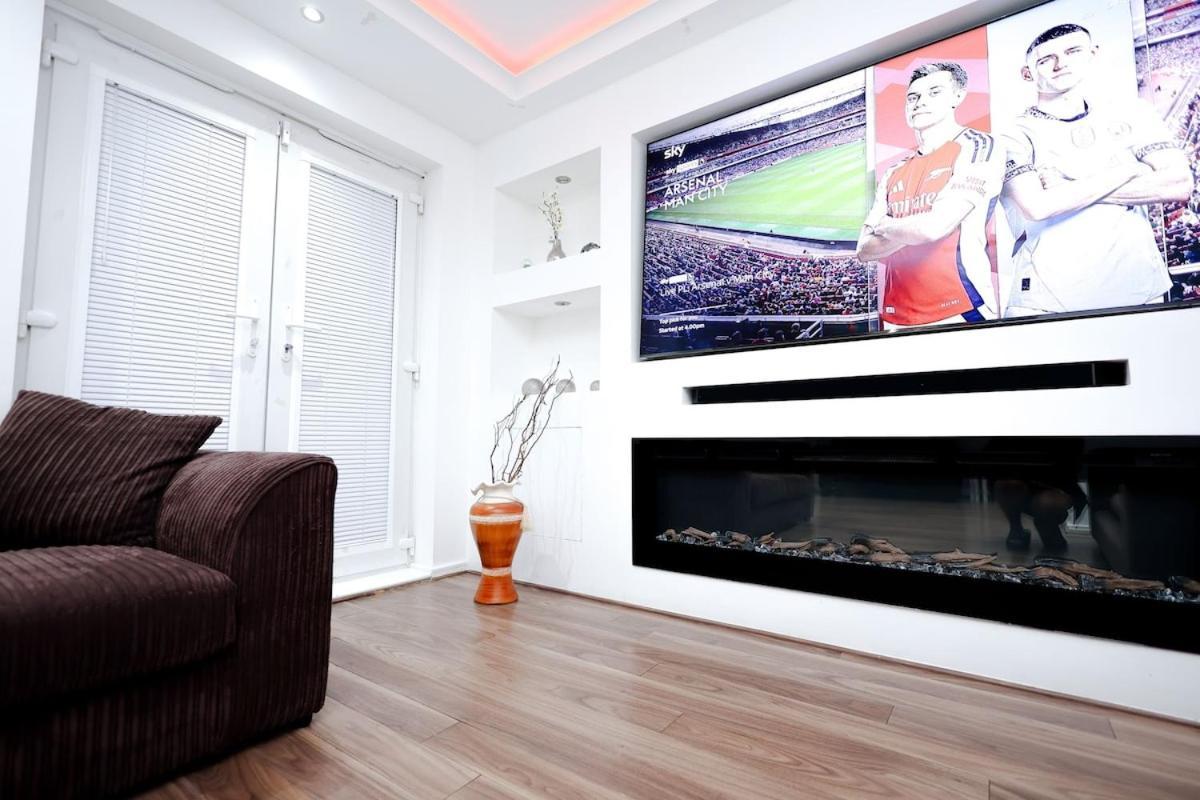 Cozy Place In Salford, Sleeps 8, 4 Bedroom, 5 Beds Apartment Manchester