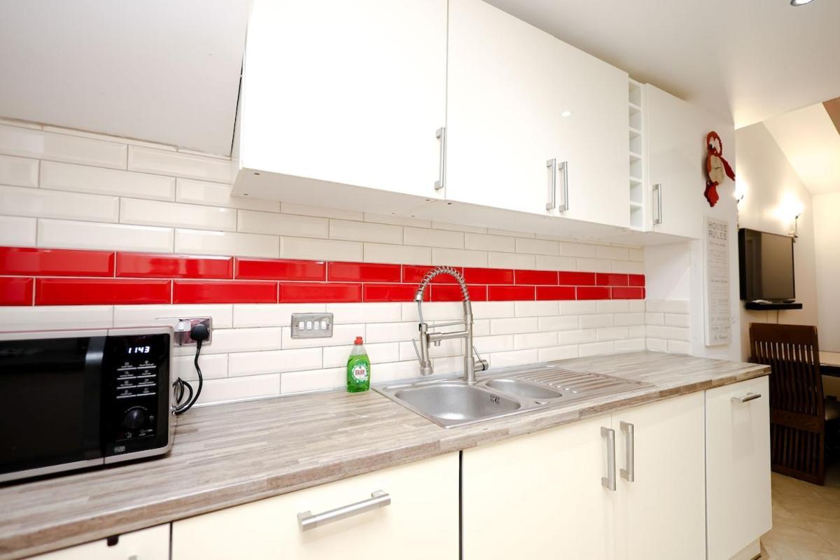 Cozy Place In Salford, Sleeps 8, 4 Bedroom, 5 Beds Manchester