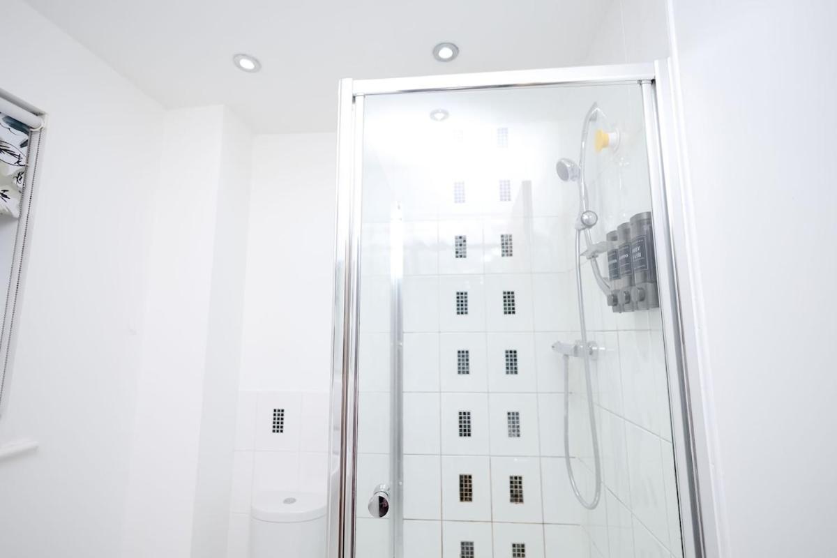 Cozy Place In Salford, Sleeps 8, 4 Bedroom, 5 Beds
