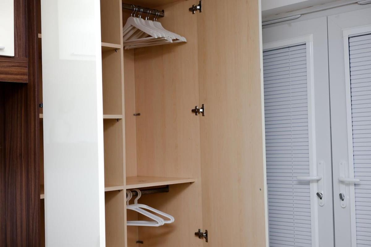 Cozy Place In Salford, Sleeps 8, 4 Bedroom, 5 Beds Apartment