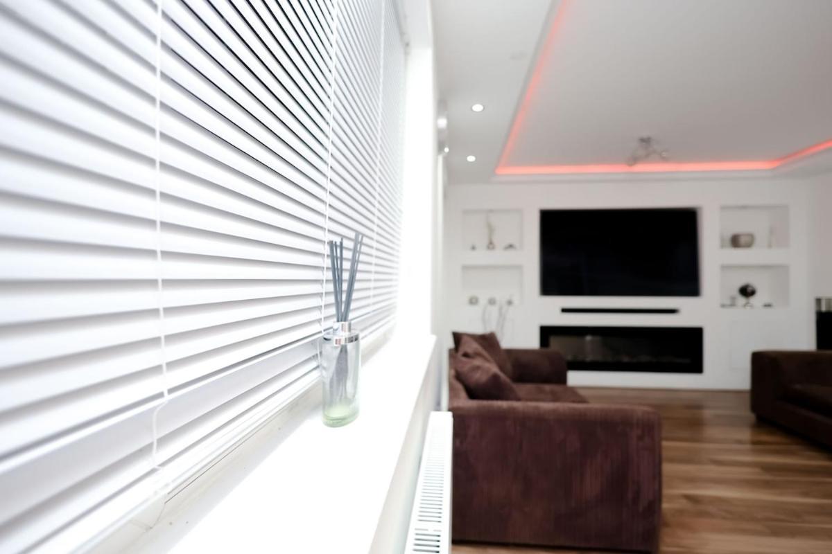 Cozy Place In Salford, Sleeps 8, 4 Bedroom, 5 Beds Apartment *